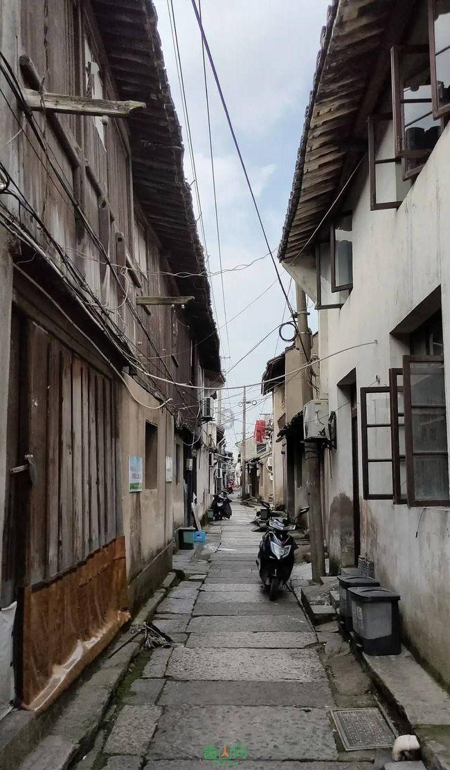 体育中心警务站民警为群众排忧解难